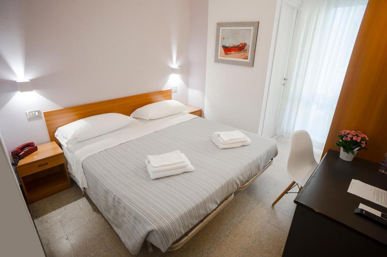 Hotel Mon Pays Rimini Kültér fotó